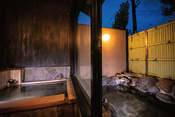 全室附設源泉放流100%天然溫泉，分爲室內溫泉和露天溫泉。